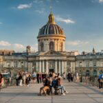 Pont des Arts - Passerelle des Arts - Vue de face avec des promeneurs et avec l'Institut de France