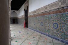 Grande Mosquée de Paris - Femme en tenue traditionnelle