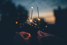 Cierges magiques au soleil couchant © Ian Schneider via Unsplash