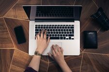 Ordinateur internet table © Fabian Irsara via Unsplash