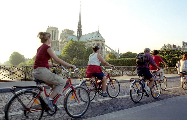 Radfahrer auf der pont de l'Archevêché