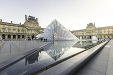 Musée du Louvre vue extérieure pyramide 