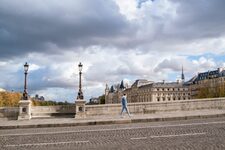 Sur le pont Neuf, vue sur Conciergerie 