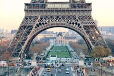 Champ de Mars sous tour Eiffel