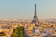 En automne, Paris change de visage. A la tombée du jour, la Tour Eiffel, haute de 324 mètres, se pare de reflets dorés tandis que la lumière inonde les immeubles alentours. En 2013, l’édifice aura un plancher transparent au premier étage pour marcher au-d