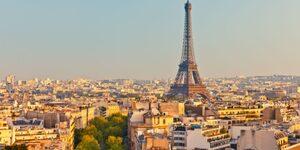 En automne, Paris change de visage. A la tombée du jour, la Tour Eiffel, haute de 324 mètres, se pare de reflets dorés tandis que la lumière inonde les immeubles alentours. En 2013, l’édifice aura un plancher transparent au premier étage pour marcher au-d