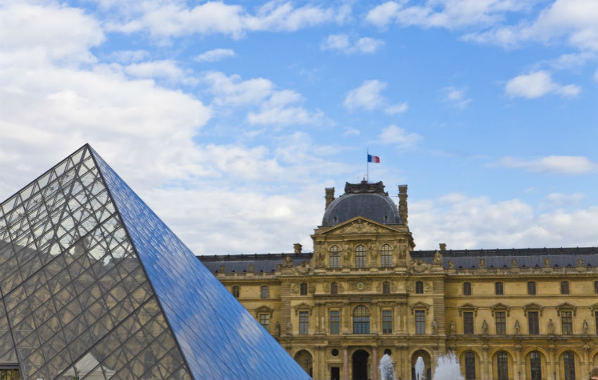 Inaugurée en 1989, la pyramide du Louvre est devenue l’un des monuments phares de Paris. Faite de verre et d’acier, elle est la porte d’entrée vers les salles et divers départements du musée. Elle accueille également des cafés, des commerces ainsi que des