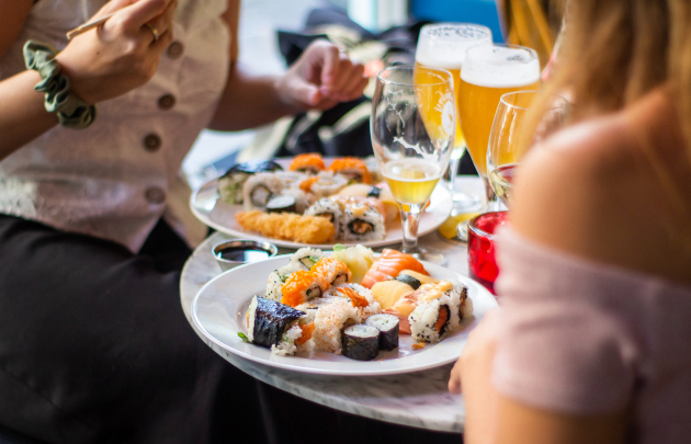 Plats de sushis et bières 