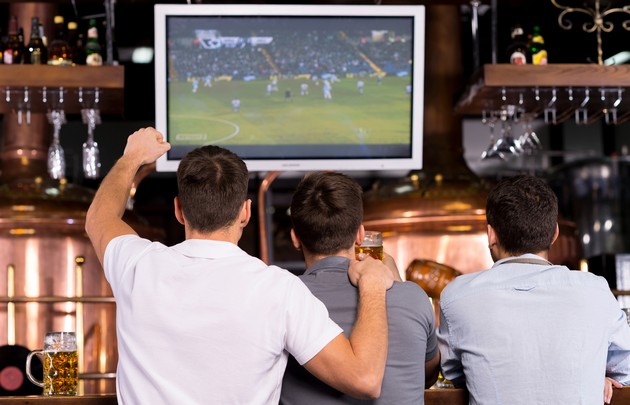 Supporter de football dans un bar