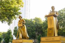 Statues en or des femmes illustres - Rue de la Chapelle - Simone Veil et Alice Guy - Détails