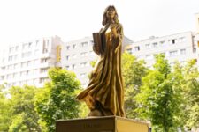 Statues en or des femmes illustres - Rue de la Chapelle - Giselle Halimi