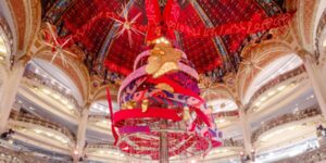 Vitrines Galeries Lafayette 2025 - Sapin dôme Rouge