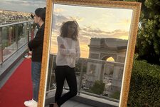 Event by AB - dame devant le miroir