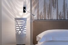 hôtel Garden Elysée - Détail tête de lit et lampe
