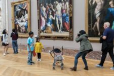 Famille au Louvre