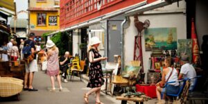 Marché aux Puces de Saint-Ouen - Visiteurs en été