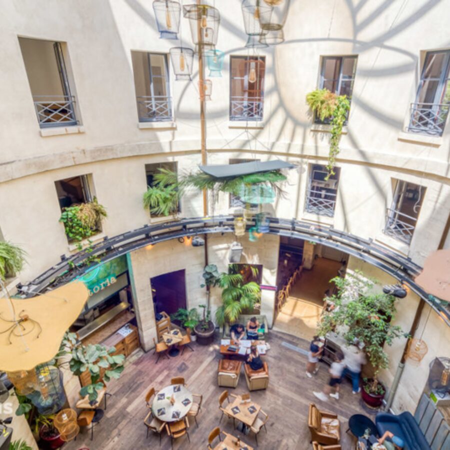 6-8 Place de la Bataille de Stalingrad – Un monument historique d'architecture néoclassique devenu un lieu de vie vibrant, associant trattoria gourmande et immense terrasse.