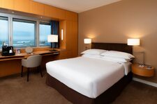  Sheraton-Hotel-airport-Queen Excutive Bedroom