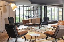 Aparthotel-Adagio-Porte-de-Versailles-Salon-chaise-cuir