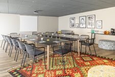 Aparthotel-Adagio-Porte-de-Versailles-Salle-table-parallèle