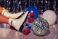Paire de rollers et boules disco