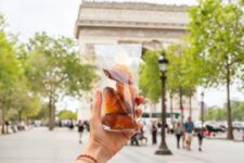 Food & Wine festival au Drugstore - Sachet de madeleines devant l'Arc de Triomphe