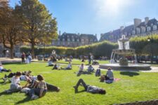 Place des Vosges - Fin de l'été, début de l'automne sous le soleil