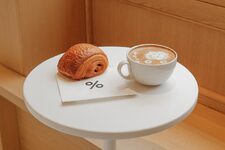 Arabica Carrousel du louvre -Table café croissant 