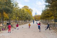 Enfants jouant dans un parc - automne