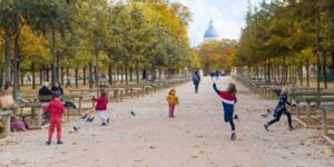 Enfants jouant dans un parc - automne