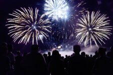 Public admirant un feu d'artifice