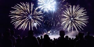 Public admirant un feu d'artifice