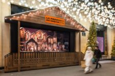 Vitrine du Bon Marché 2025 - Fabrique de chocolats - Passants
