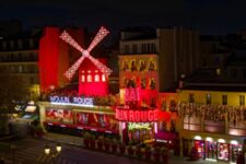 Façade du Moulin Rouge avec déco de Noël 2025
