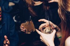 Deux femmes trinquant bar à Paris
