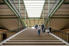 Grand Palais - Escalier avec Famille