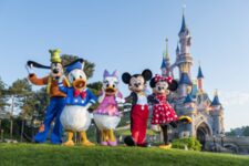 Disney - Pluto Donald Daisy et Minnie devant le Chateau de la Belle au Bois Dormant