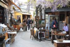 Puces de Saint Ouen - Visiteurs dans les allées avec glycines