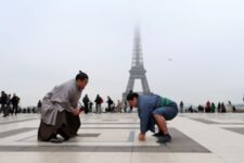 Tournoi de Paris de Sumo 2026 - Deux sumos devant la tour Eiffel