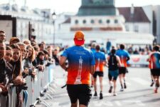 Hoka Semi de Paris - Coureur devant la colonne de Juillet