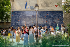 Groupe de touristes devant le mur des Je t'aime à Montmarte, Paris