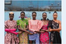 Models holding hands, Lagos, Nigéria, Stephen Tayo