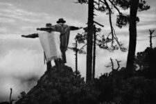 Prière de remerciement au dieu mixe Kioga pour la bonne récolte, en demandant encore une année de survie, Oaxaca, Mexique, 1980