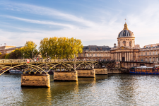 Vue sur le fleuve et le pont des Arts avec l'Institut de France en arrière plan