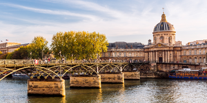 Vue sur le fleuve et le pont des Arts avec l'Institut de France en arrière plan