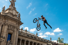 Photo de page d'entrée pour le médiathèque professionnelle, cycliste freeride en plein saut devant un monument parisien
