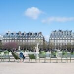 Jardin des Tuileries - Chaises vertes au bord du bassin