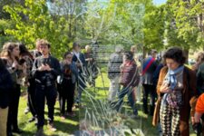 Stèle en mémoire des victimes de l’agent orange - Photographes et visiteurs - Parc de Choisy
