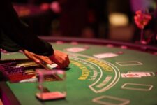 croupier-blackjack-animation-casino-paris_webp