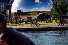 Sport au Parc de la Villette - Velos au bord du canal devant la Géode